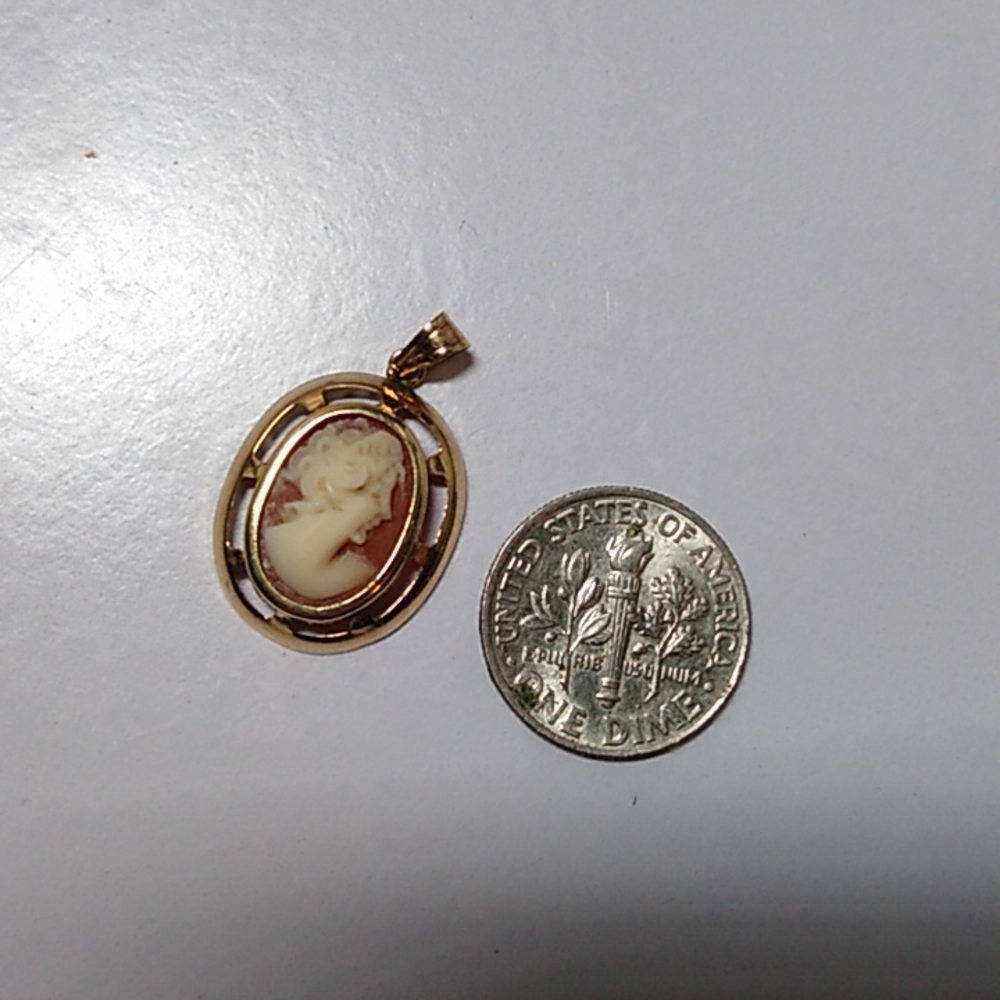 Cameo dainty pendant